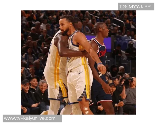 科尔盛赞库里在球队中的核心地位一切战术围绕他展开