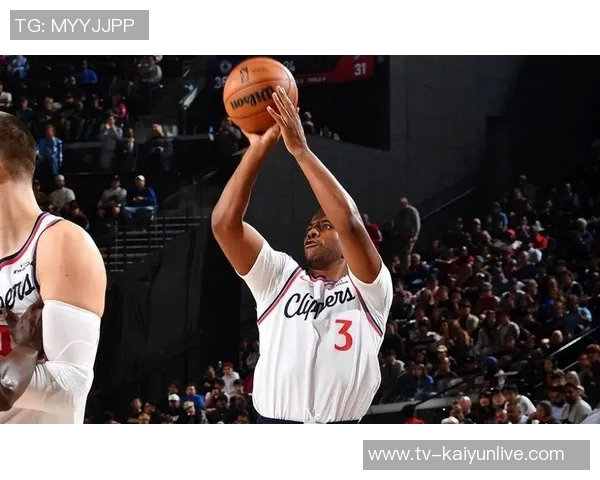 曾经的船长保罗回归首战表现平平仅得4分并送出4次助攻